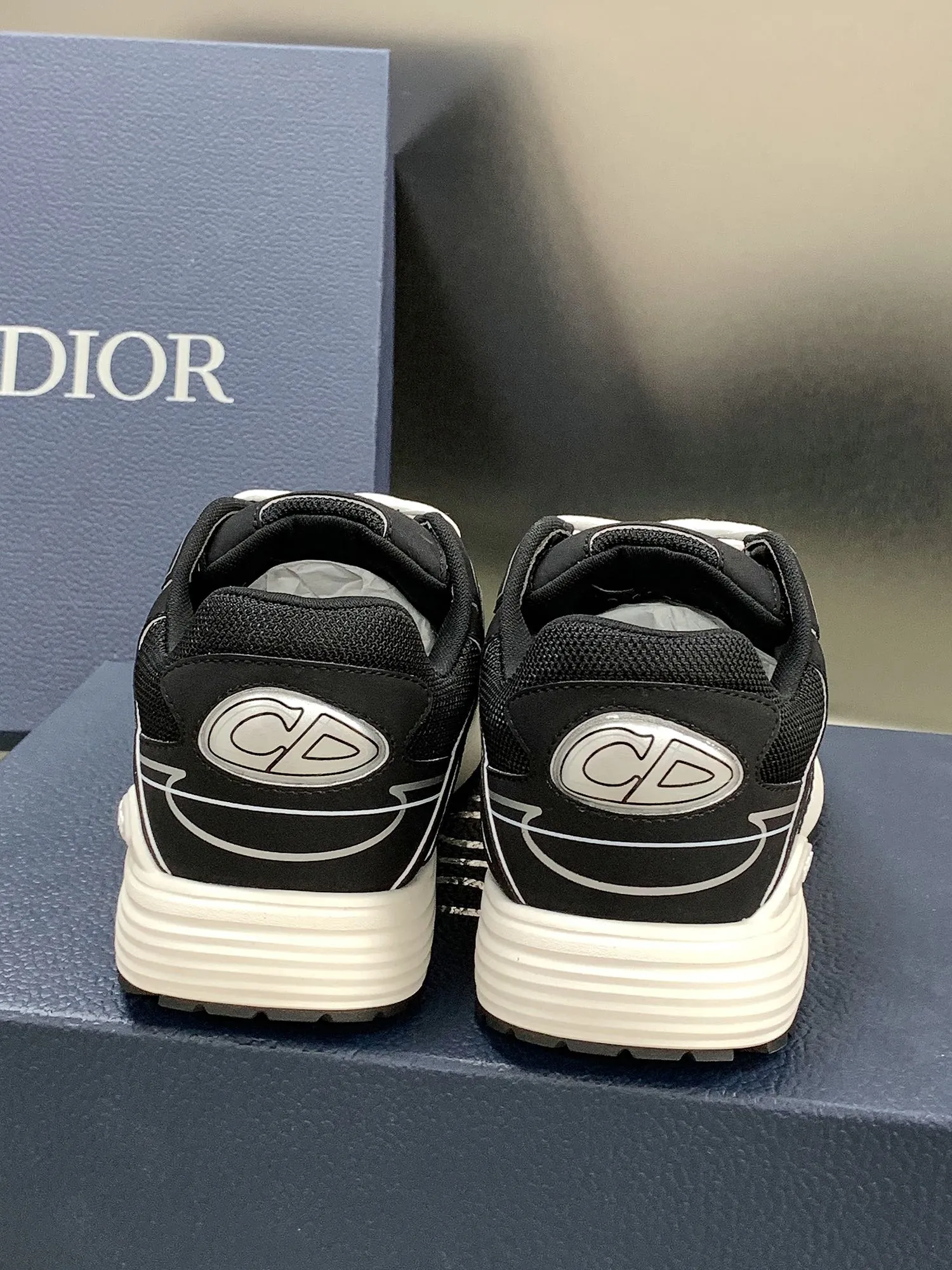 👟👟Ex-factory price 660👟👟 Newly upgraded Dior B30 series dad sneakers. New B30 sneakers. Dad Shoes style shoes that follow the trend of the retro market. The Dior logo on the tongue also indicates that this pair of shoes is the B30 model! B30 uses fine-textured leather and mesh cloth materials to form a shoe body. There are conspicuous letters CD on both sides of the shoe body to indicate identity. Many lines on the shoe body outline details to make the shoes look less monotonous and full of retro flavor. The delivery counter is exquisitely packaged🛍📦 ▪️Fabric: Original customized technical fabric + mesh ▪️Inner lining: Customized breathable lining ▪️Outsole: IP+TPU outsole ▪️Sole thickness: 3.5CM ▪️Size: Women’s size 35-40 / Men’s size 39-45